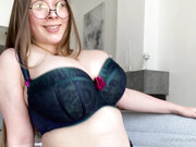 lucylaistner_-20-08-2020-101671549-Jumping breast and smaller