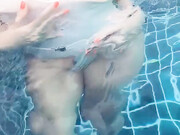 mollysweet-01-04-2020-28795258-Blowjob in the pool