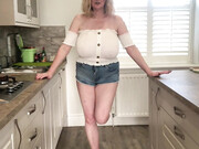courtesananna-15-05-2020-39825449-A daisy duke short strip in the kitchen