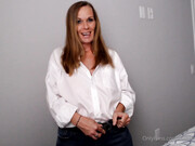 kimithemilfmommy-05-10-2020-991913669-Jeans,_a_white_shirt_with_sexy_underneath..._and_A_BELT