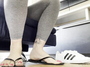Goddess Grazi (@grazigoddess) onlyfans_(05 02 2021) Moisturizing My Big Feet Hidratando O Pez O