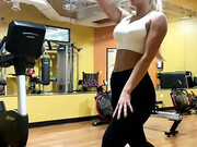 toneupwithtay_13-04-2021_134465049_LOVED_THIS_WORKOUT_П÷≥▄П÷▓≈_Sweaty,_intense,_using_full_body_but_only_one_dumbbell.Б═─Б═─Б═─Б═─_I_only_used_a_5lb_dumbbell_